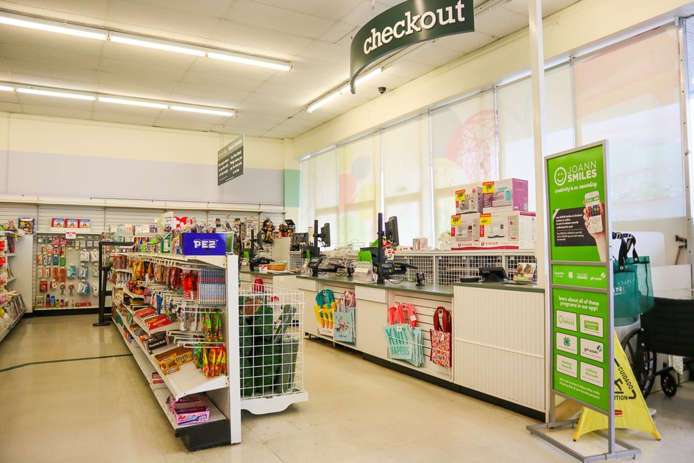 ±10,025 SF Endcap Suite in Sena Mall Shopping Center: 1111 Veterans Memorial Blvd, Metairie, LA 70005